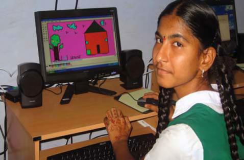 Les élèves peuvent désormais utiliser des ordinateurs pour leur travail en classe dans la salle informatique de l’école.